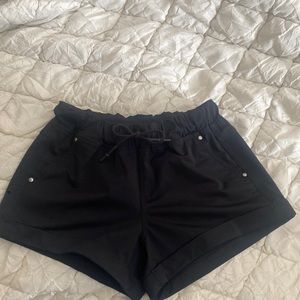 NWOT lululemon daily wear shorts 2.5 inch length black size 6